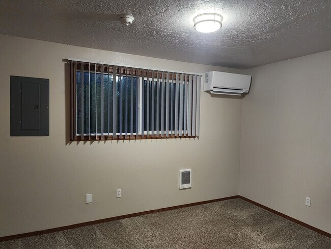 Building Photo - 1ST  FULL  MONTH'S  RENT  FREE   Pet-friendly Townhouse Near Parks and Downtown Newberg