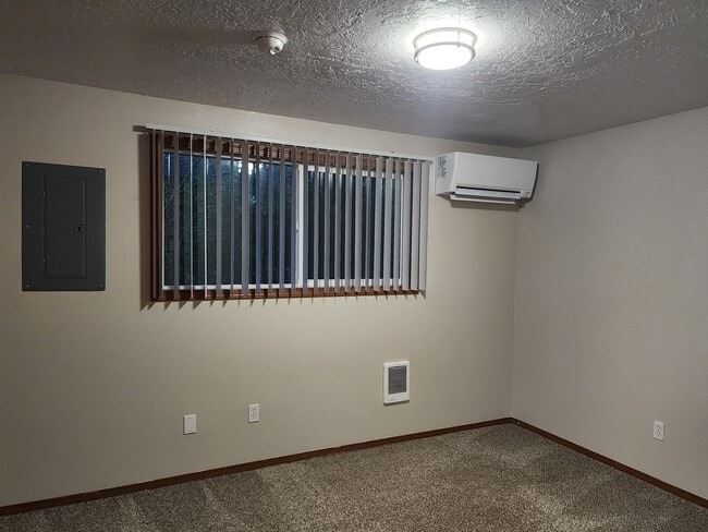 Building Photo - Pet-friendly Townhouse Near Parks and Downtown Newberg