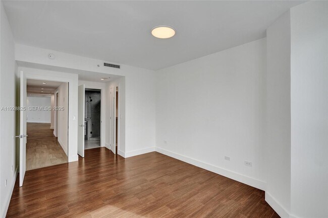 Building Photo - 848 Brickell Key Dr