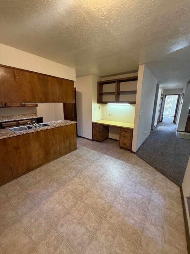 Building Photo - Cute hide away in the NE heights