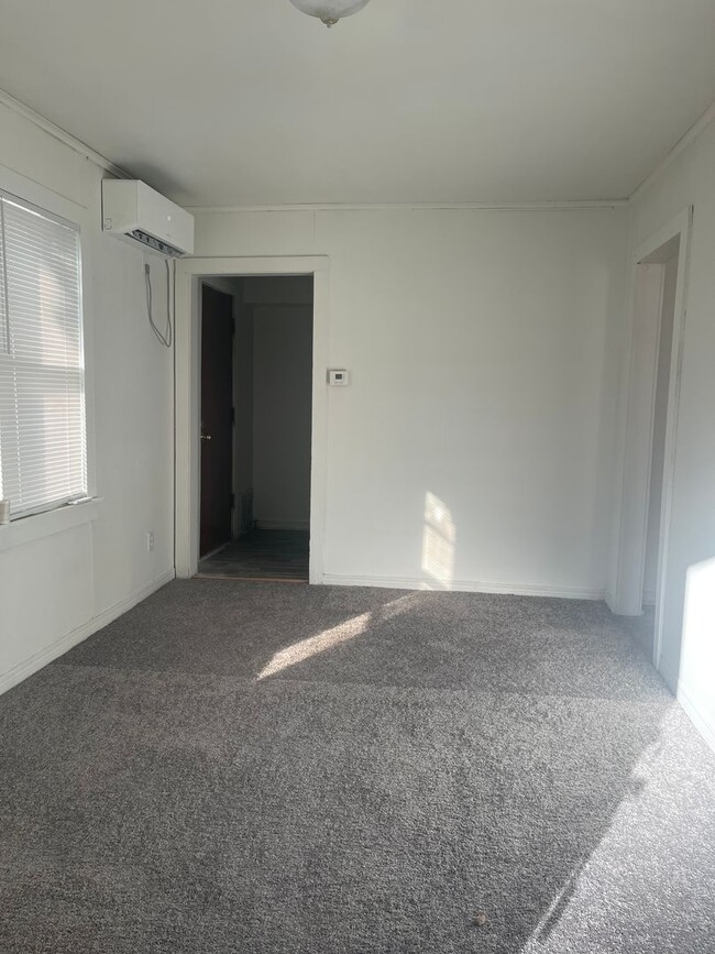 Building Photo - 1 Bed/1 Bath w/yard Close to Downtown