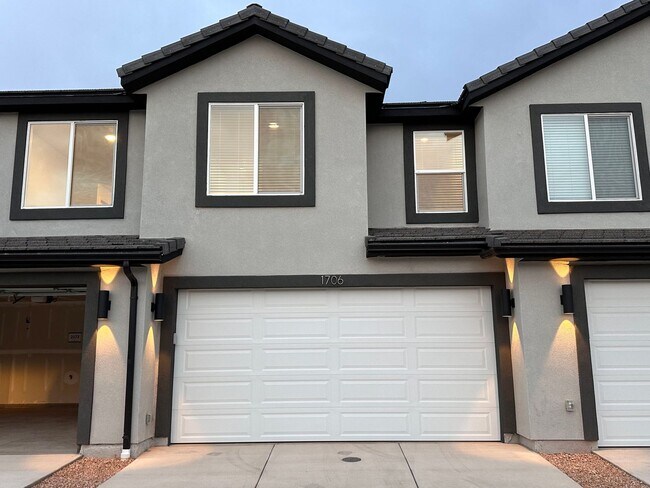 Building Photo - Dog Friendly! 3 Bedroom 2 Bathroom Townhom...