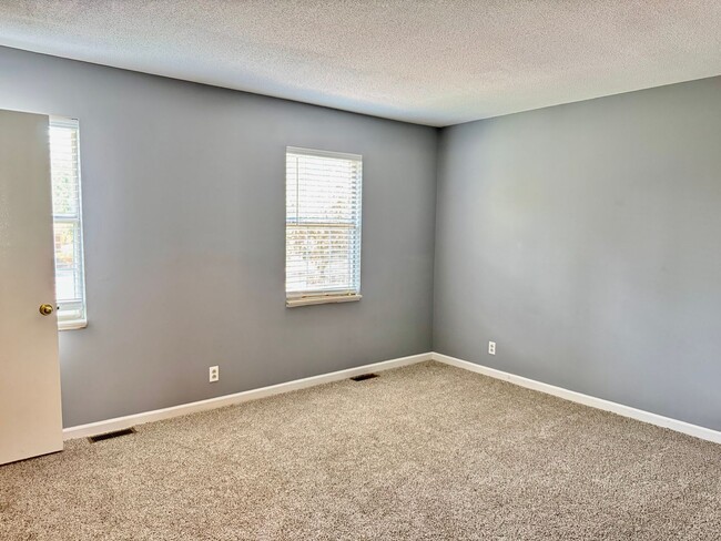 Building Photo - Awesome Condo!! 2 Bed/1.5 Bath! 1100 sq.ft...