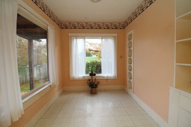 Building Photo - 3 Bed/1 Bath Craftsman Home – Oregon City