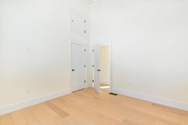 Building Photo - 639 E Broadway