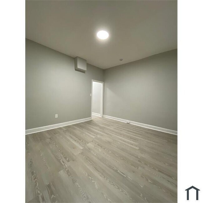 Building Photo - 3 Bedroom - Voucher Accepted