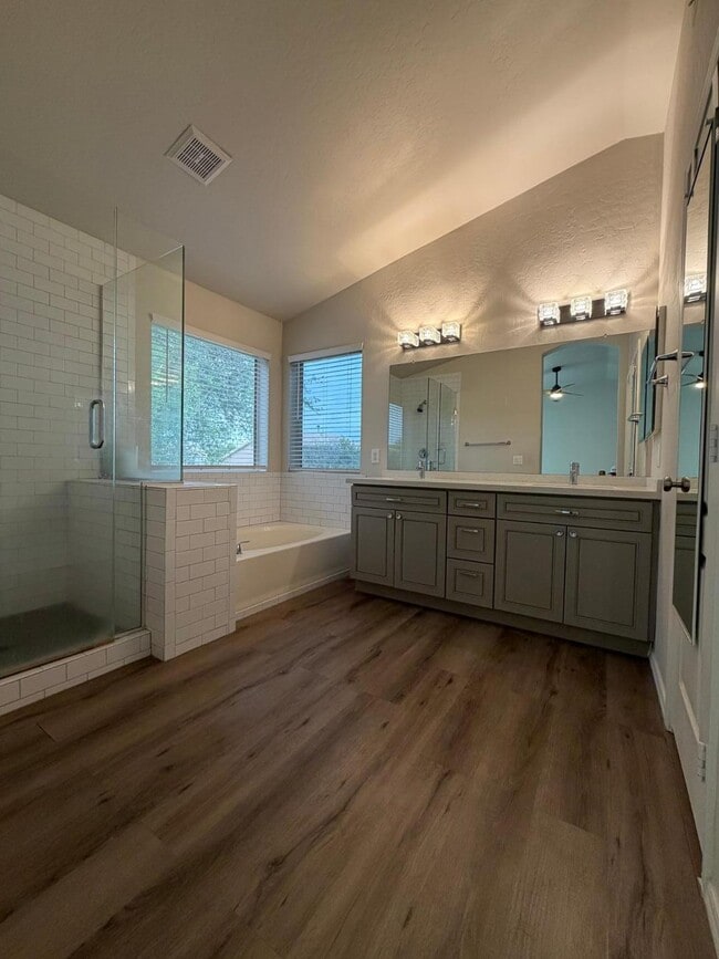 Building Photo - 902 S Surfside Dr