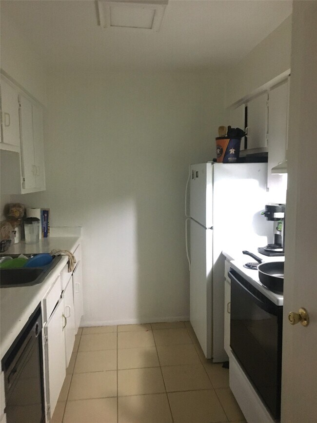 Building Photo - 5625 Antoine Dr