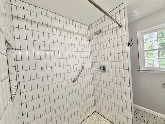 Building Photo - **OFFERING RENT PROMOTION FOR FIRST 6 MONT...