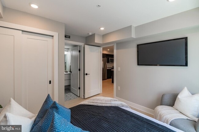 Building Photo - 6604 Ridge Ave