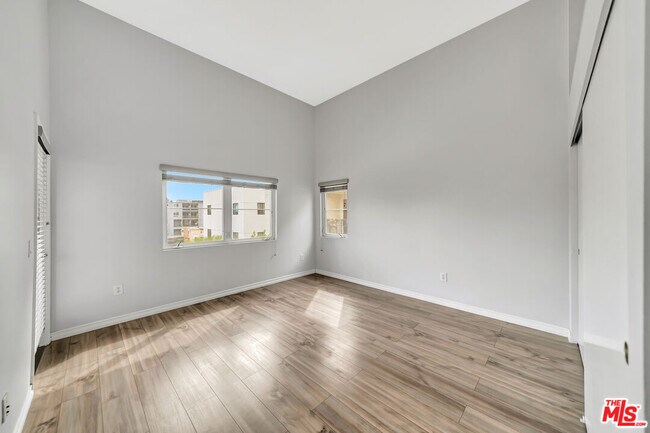 Building Photo - 11124 Burbank Blvd