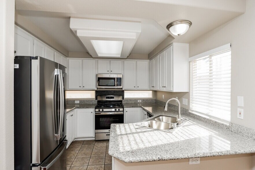 Building Photo - 799 Plantain Lily Ave