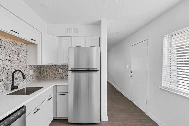 Building Photo - La Posada