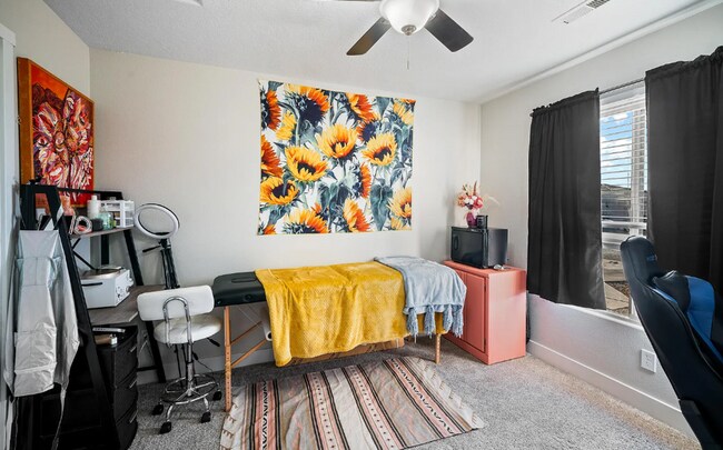 Building Photo - Cozy Home with ENCLOSED BACKYARD
