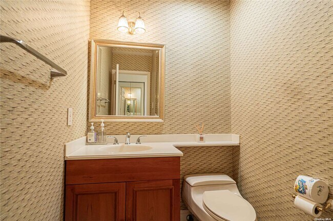 Building Photo - 30 Club Dr S