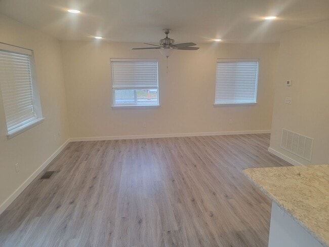 Building Photo - 609 13th St