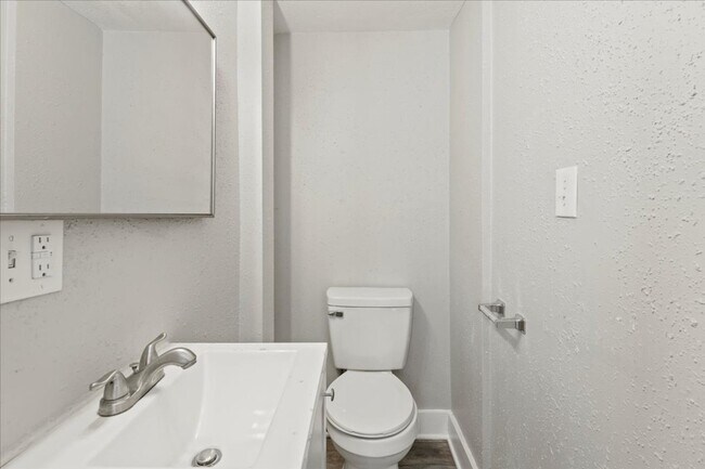 Building Photo - 617 N Parker Ave