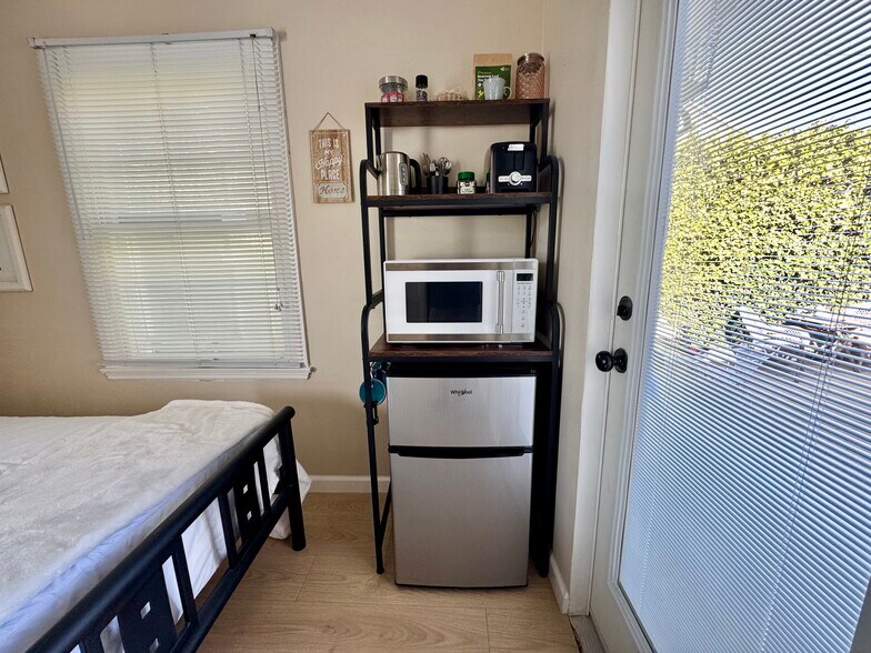 Building Photo - 10443 Califa St