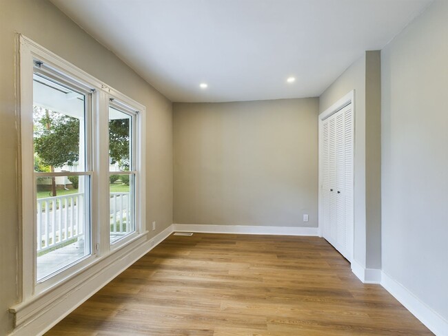 Building Photo - 416 Milton St