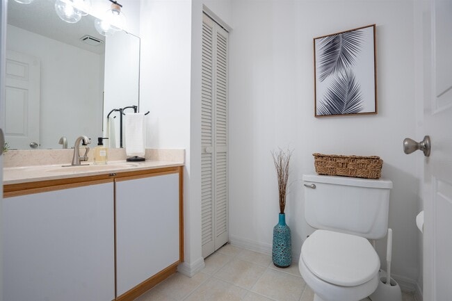 Building Photo - 212 Somerset Ct