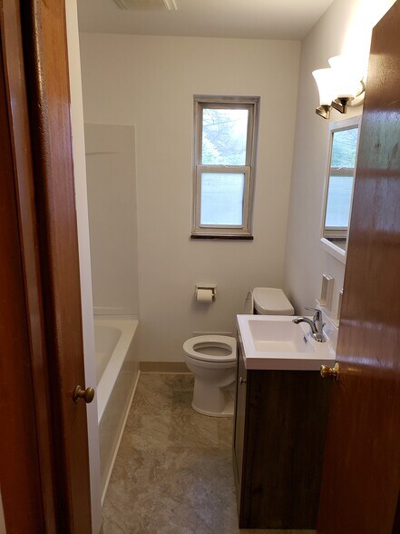 Building Photo - 162 Fairway Dr