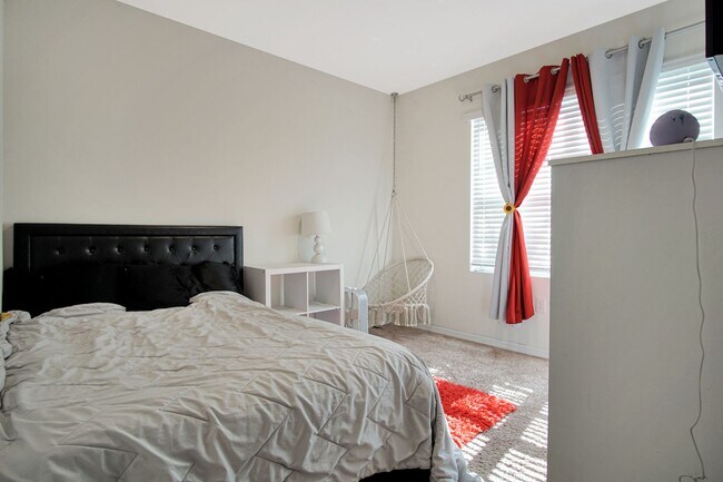 Building Photo - Discover this lovely 4-bedroom, 2-bath home in the sought-after Squires Grove community