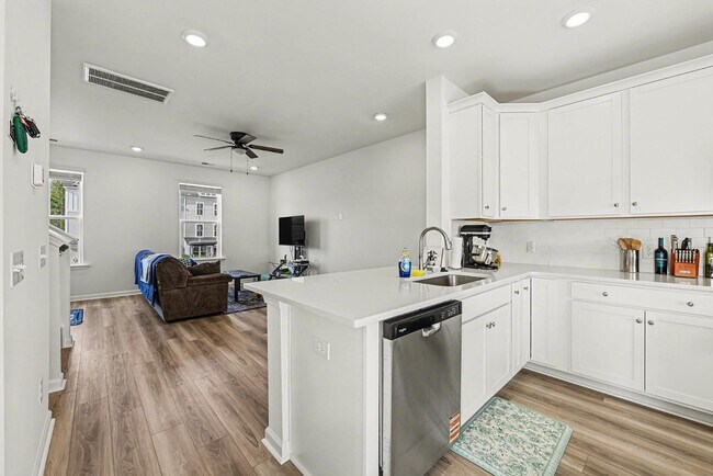 Building Photo - 801 Recess Pt Dr