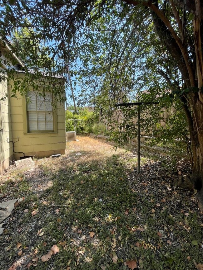 Building Photo - 3bed/1bath House - Two Blocks from Campus