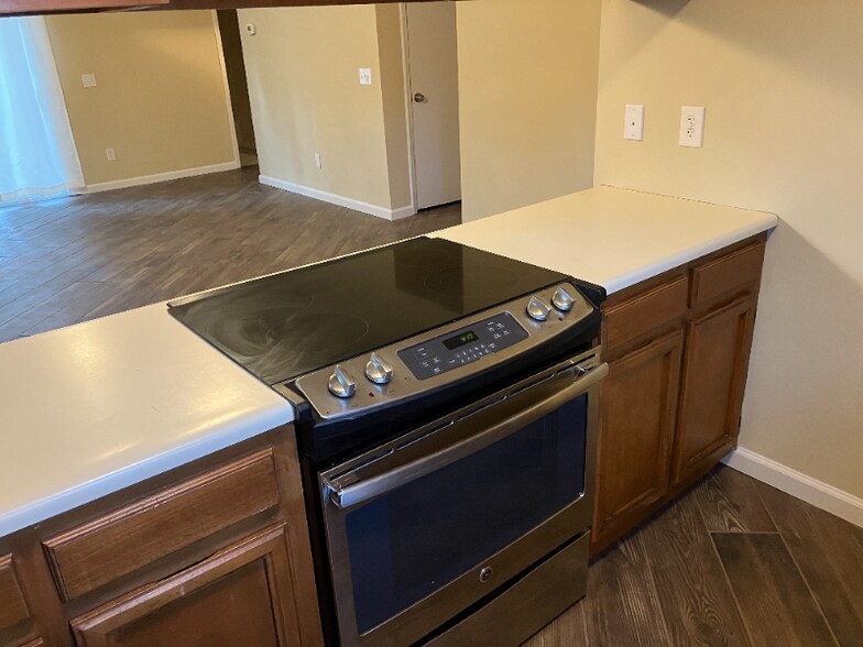 Building Photo - 800 Deer Haven Ct