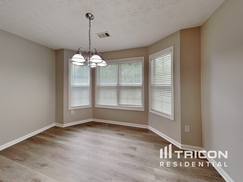 Building Photo - 714 Thompson Ridge Dr
