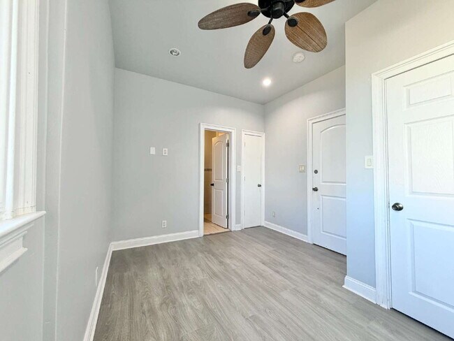 Building Photo - Move in ready, spacious, 4 bedroom, 3 bath single-family home available for rent in Hackensack, NJ.