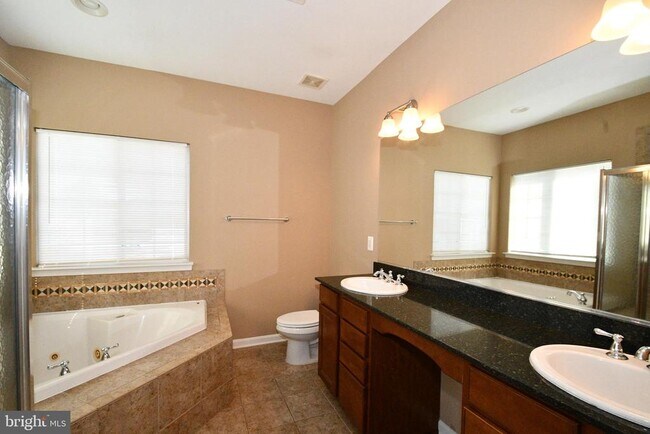 Building Photo - 9 Latham Ln