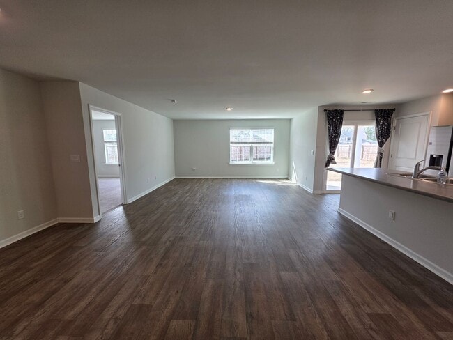 Building Photo - 3 BR 2 BA in Towne Pointe