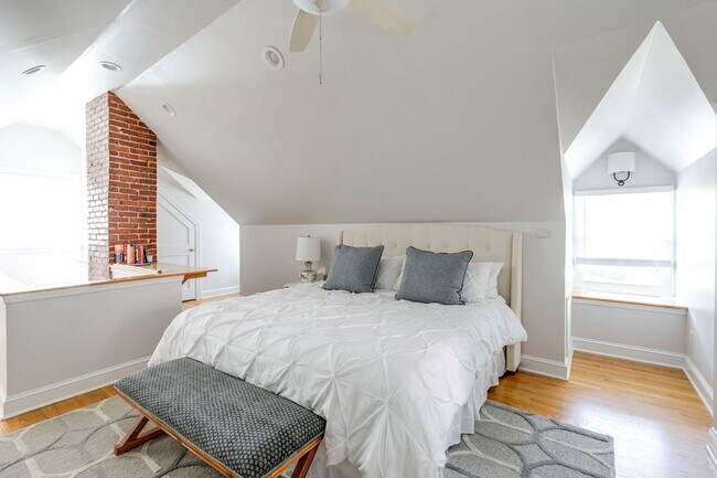 Building Photo - 5000 Bromley Ln