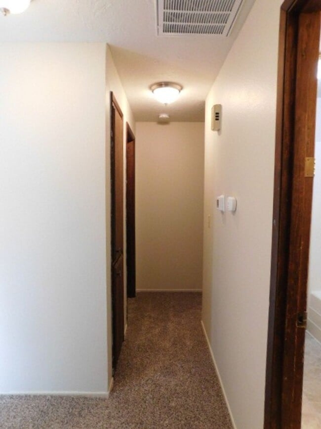 Building Photo - 3Bd/2Ba Single Story House - Available Soon!