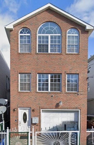 Building Photo - 142 Ege Ave