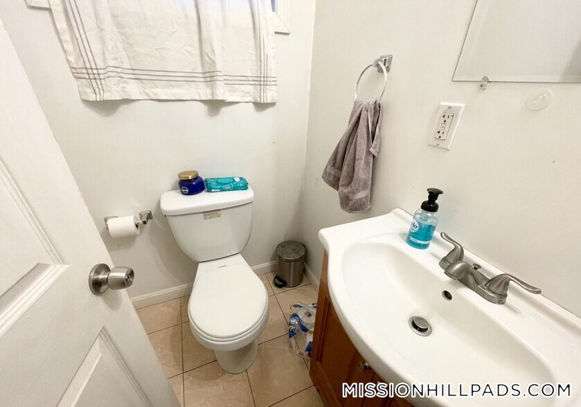 Primary Photo - 93A Hillside St