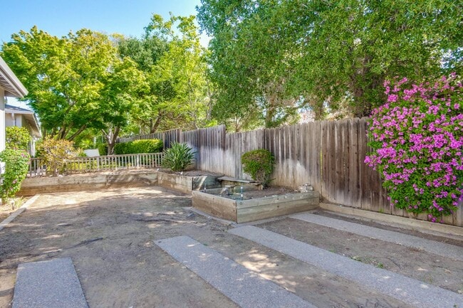 Building Photo - Large 3,767 sqft home on a 10,000 sqft lot- 2 bed located on 1st floor w/ separate entrance - Top...