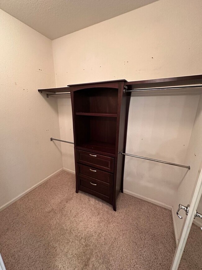 Building Photo - 2 Bed 2 Bath Townhouse W/ Attached Garage ...