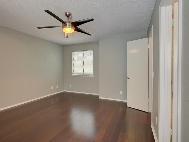Building Photo - 8402 Tallwood Dr