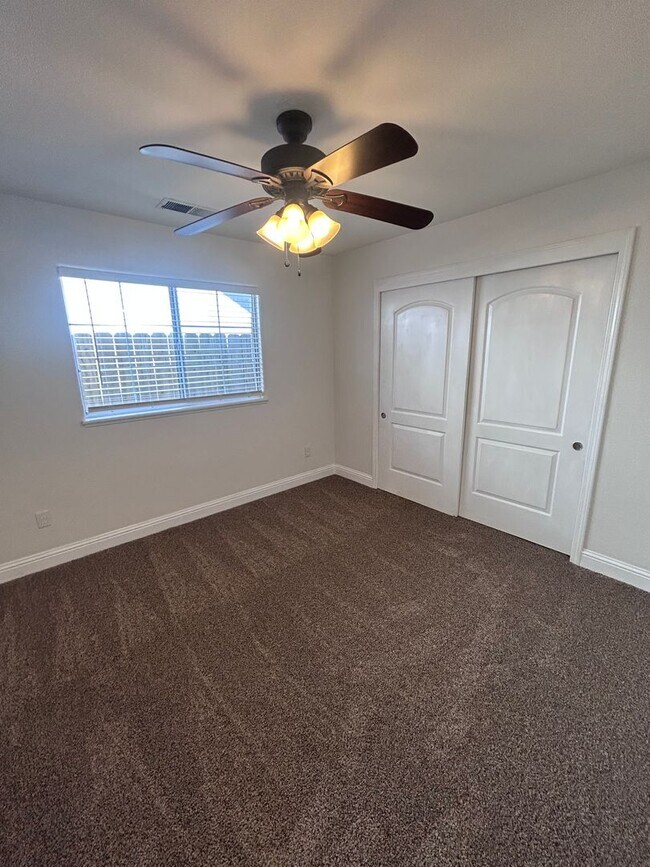 Building Photo - Now Available! 3 Bedroom Home in North West Visalia!