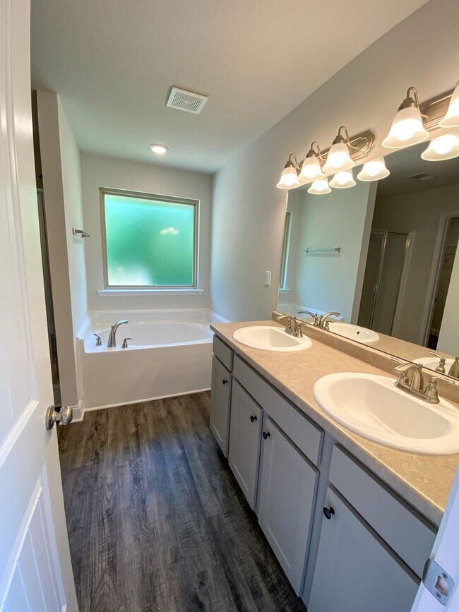 Building Photo - 4 bed, 2 bath built in 2023 in Olive Branch