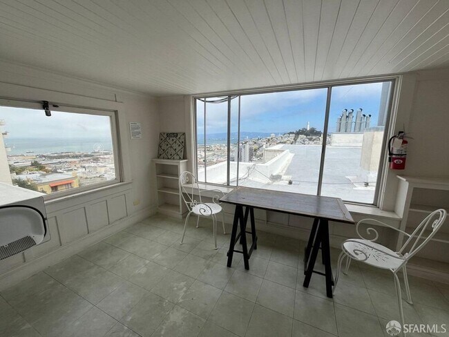 Building Photo - Quintessential, charming Russian Hill stud...