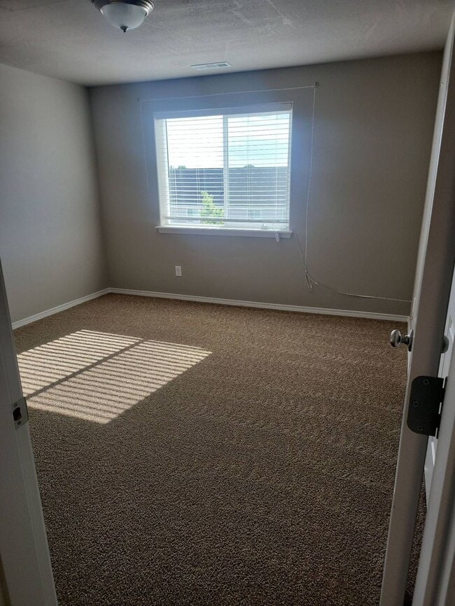 Building Photo - Beautiful 5 bedroom 3 bath home in Mae Valley area of Moses Lake