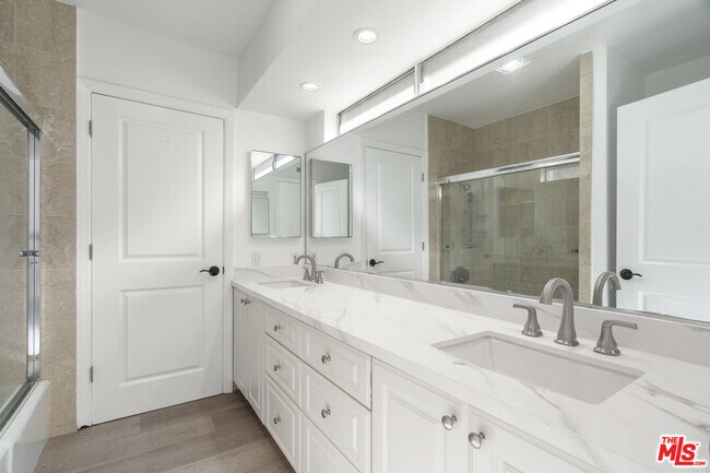 Building Photo - 3217 Hutton Dr