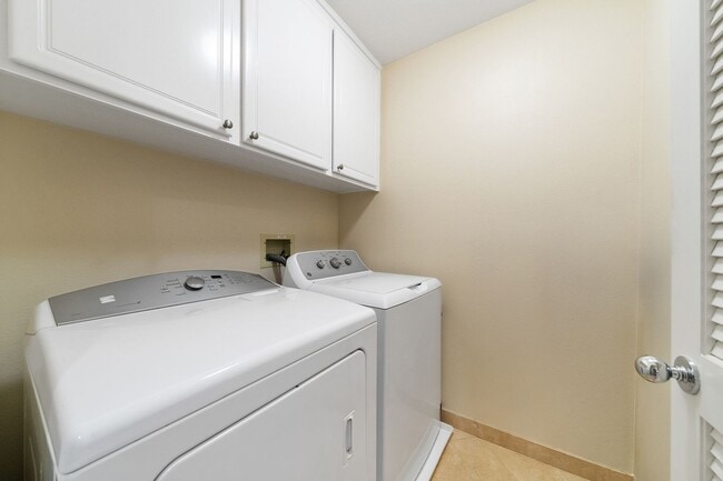 Building Photo - 2645 Dietrich Dr