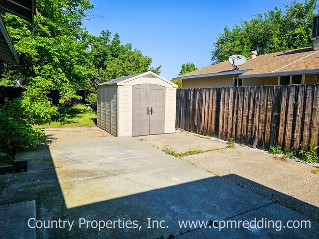 Building Photo - Garden Tract 3-Bedroom House with Hardwood...