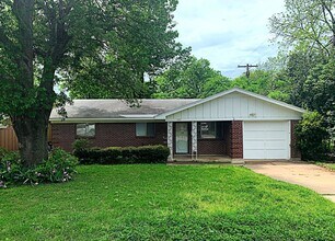 Building Photo - Charming Western Hills Home with Spacious ...