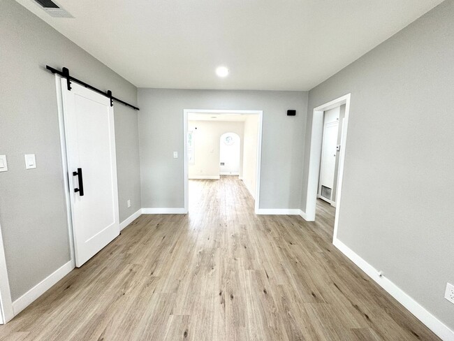 Building Photo - Charming 2 Bedroom Home Near Olivedale Par...