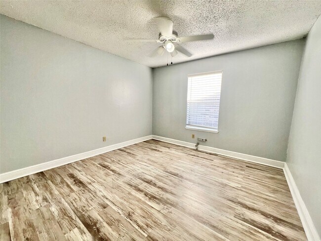 Building Photo - 4021 Avenue Q 1/2